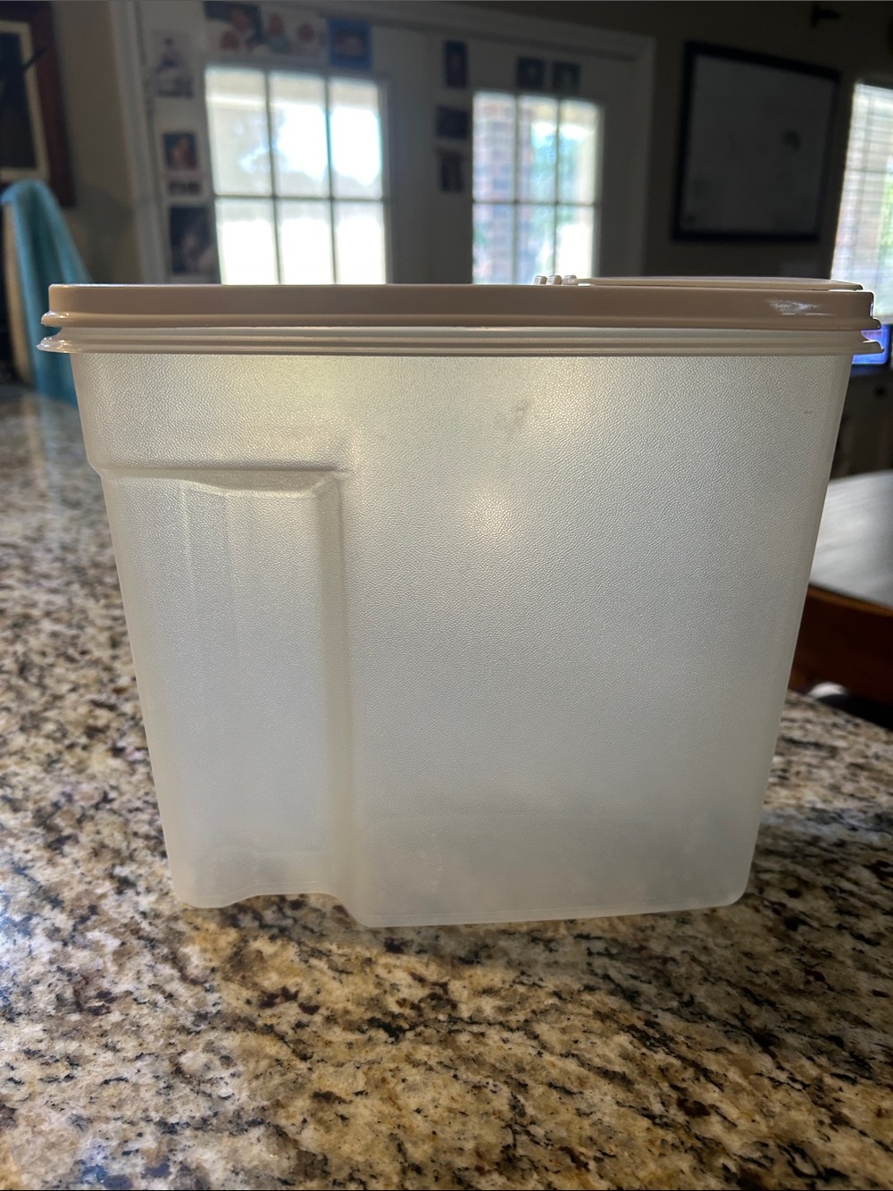 Rubbermaid 13 Cups Translucent Food Storage Container with Beige Lid
